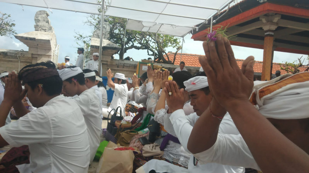 Bhakti Penganyaran dan Persembahyangan Bersama Ngrastiti Bhakti Desa Dalung dan Kecamatan Kuta Utara ring Pura Uluwatu